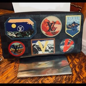 LVuitton Damier Graphite Alpes Zippy Organizer.